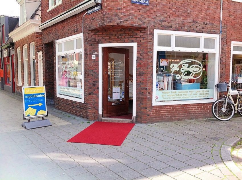 De winkel van De Gouden Naald op de hoek van de Meeuwerderweg in Groningen